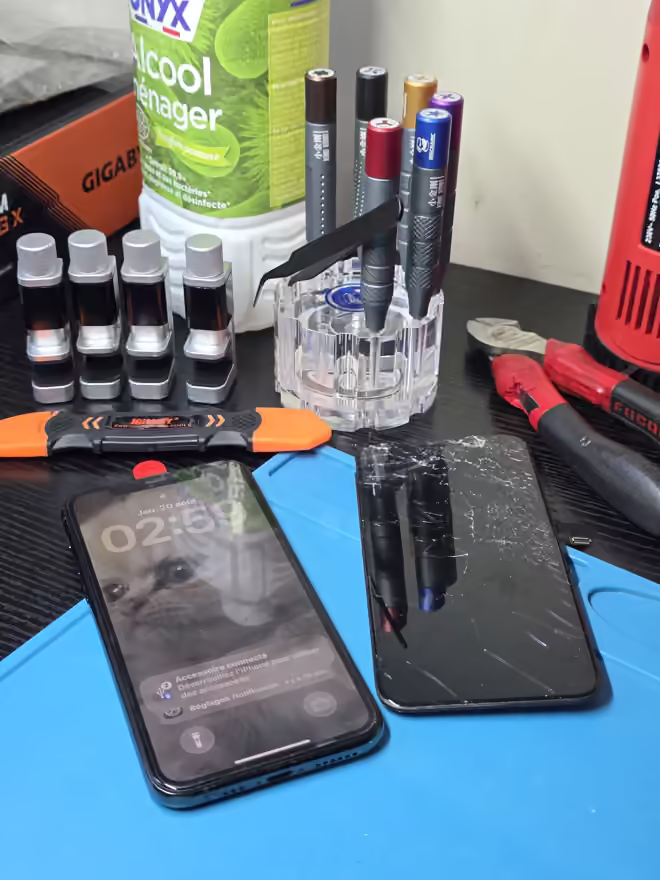 iPhone à l'écran cassé et iPhone réparé à l'atelier BalouTech près de Sarlat